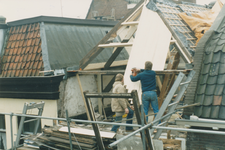 862032 Gezicht op de restauratie van het dak van het pand Willemstraat 24 in Wijk C te Utrecht.